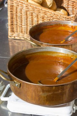 yemek ve Temmuz ayında yaz gününde gulaş çorbası güneye Alman tarihi şehir sokak piyasada satış