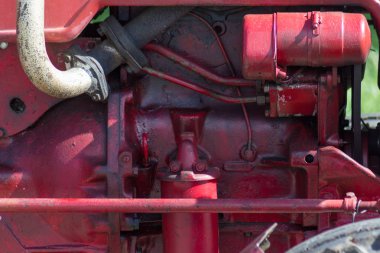 tafsilât-in motor motor ve araçları ile kırmızı ve yeşil renkte eski traktör