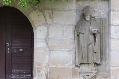 mezarlık mimari figürler ve ayrıntıları Şapel Güney Almanya'da tarihsel bir köyün çevresinde