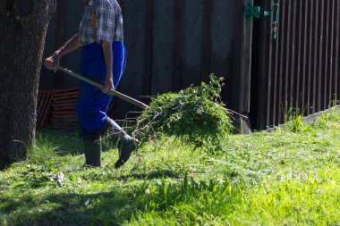 stuttgart yakınındaki Güney Almanya'da çim yaz ay Ağustos yan yatan yaşlı çiftçi