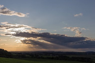 günbatımı kırsal manzara ve rengi mavi ve sarı ya da turuncu gökyüzü güney Almanya stuttgart şehir yakınındaki bir kırsal kesimde Tarih alanıyla üzerinde Eylül akşamı