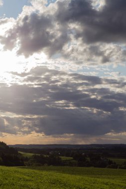 günbatımı kırsal manzara ve rengi mavi ve sarı ya da turuncu gökyüzü güney Almanya stuttgart şehir yakınındaki bir kırsal kesimde Tarih alanıyla üzerinde Eylül akşamı