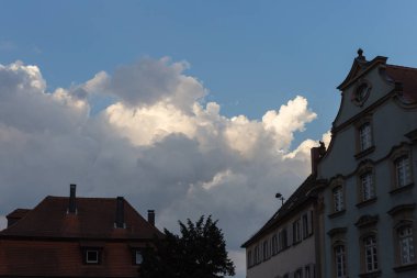 Güney Almanya bulutlu nem oranı taşıma bulutlar bir imparatorluk şehirde bir Temmuz akşamı mavi gökyüzü parlak beyaz kontrast vermek