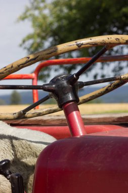 tafsilât-in motor motor ve araçları ile kırmızı ve yeşil renkte eski traktör
