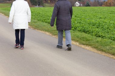 Bikeway döngüleri veya Münih şehir ve stuttgart yakınındaki güney Almanya kırsalında yürüyen insanlar ile bir sonbahar Kasım öğleden sonra