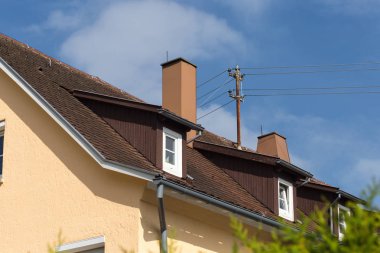 Çatı güneş ve açık nesneleri ile Temmuz ayında yaz günü Güney Almanya'da bina kırsal kırsal mimari