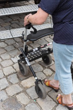Güney Almanya'nın romantik şehir yaz park civarındaki bir kafe tarafından yürüyüş