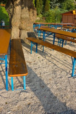 bira bahçe tezgah tablo ve şemsiye altında meşe ağacı üzerinde bir yaz tatil akşam Güney Almanya'da gün batımına