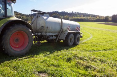 Güney Almanya'nın kırsal kırsalında sıvı gübre getirerek traktor