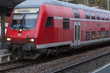 Trainstation tarafından geçen tren ve Münih ve stuttgart yakınındaki güney Almanya şehirde altyapısıyla raylar ile