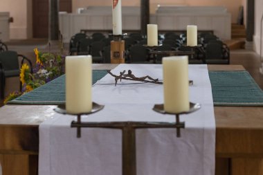 Bu ruh ve inanç dua insanlarla bir kilise ortam aydınlanır din sembolü 's