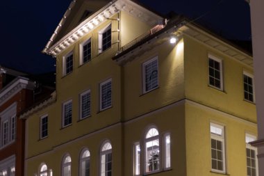 citylights Kasım önce Noel zamanı sonbahar ayı cepheler ve bir pazarda bir şehir Güney Almanya'nın mimarisi ile gece