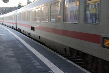 Trainstation tarafından geçen tren ve Münih ve stuttgart yakınındaki güney Almanya şehirde altyapısıyla raylar ile