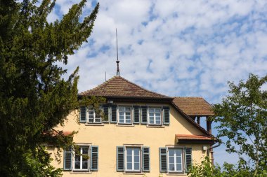 binalar ve mimari ayrıntılar Şapel Güney Almanya'da tarihsel bir köyün çevresinde