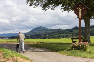 yeşil alan ve mavi gökyüzü rollator yaz Eylül city stuttgart yakınındaki kırsal manzara burada güneşli gün ucundaki komuta sizde ile yanında bir yolda