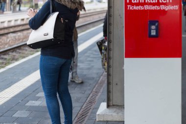 insanlar bir trainstation bekliyor veya biletleri ve leave İstasyonu güneye Alman tarihi şehir içinde onların Bagaj ile satın alma