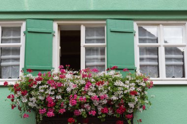 Bavyera bir tarihi şehir Güney Almanya'da yaz, eski ahşap Ahşap çerçeve yapılar pencereler, kapılar ve süslemeleri ile bile zaman dinlendirici bir tatil için romantik bir yer vardır
