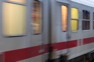 Trainstation tarafından geçen tren ve Münih ve stuttgart yakınındaki güney Almanya şehirde altyapısıyla raylar ile