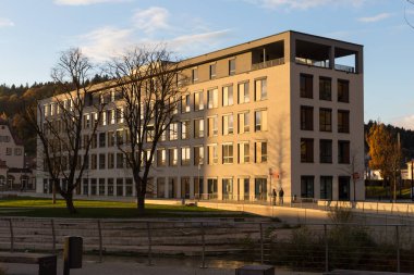 günbatımı sonbahar renkli gökyüzü ve bulutlar Güney Almanya Münih ve stuttgart yakınındaki tarihi kent içinde ofis binaları