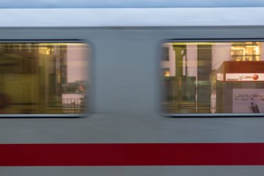 Trainstation tarafından geçen tren ve Münih ve stuttgart yakınındaki güney Almanya şehirde altyapısıyla raylar ile