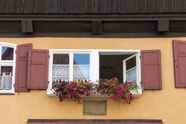 Bavyera bir tarihi şehir Güney Almanya'da yaz, eski ahşap Ahşap çerçeve yapılar pencereler, kapılar ve deecorations bile zaman dinlendirici bir tatil için çok romantik bir yer vardır