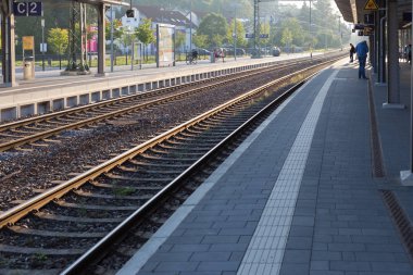 Tren raylar ve Güney Almanya'da trainstaition, Ağustos yaz sabahı işaretleri