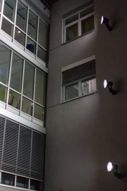 modern ve tarihi cepheler ve windows ile lambalar ve Güney Almanya City stuttgart town yakınındaki bir Ekim gecesi ışıklar