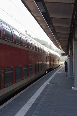 Tren raylar ve Güney Almanya'da trainstaition, Ağustos yaz sabahı işaretleri