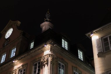 citylights Kasım önce Noel zamanı sonbahar ayı cepheler ve bir pazarda bir şehir Güney Almanya'nın mimarisi ile gece