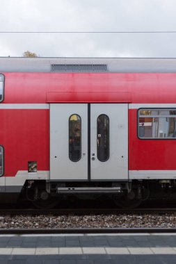 Trainstation tarafından geçen tren ve Münih ve stuttgart yakınındaki güney Almanya şehirde altyapısıyla raylar ile