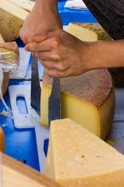 Paketleme-ambalaj ve ambalaj ve Güney Almanya tarihi şehir, semt pazarı bazı peynir çeşitleri, bir yaz sabahı Porsiyonlama