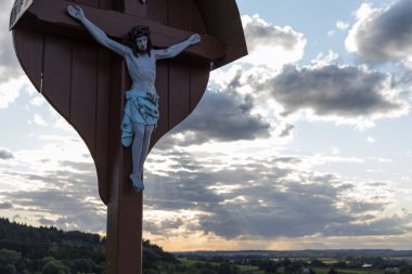 bir Eylül akşam gökyüzü güney Almanya stuttgart şehir aşağı gidiş güneşin turuncu ve sarı renkleri gri mavi yakınlarındaki kırsal alanda üzerinde haç