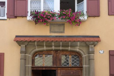 Bavyera bir tarihi şehir Güney Almanya'da yaz, eski ahşap Ahşap çerçeve yapılar pencereler, kapılar ve deecorations bile zaman dinlendirici bir tatil için çok romantik bir yer vardır