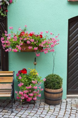 Bavyera bir tarihi şehir Güney Almanya'da yaz, eski ahşap Ahşap çerçeve yapılar pencereler, kapılar ve süslemeleri ile bile zaman dinlendirici bir tatil için romantik bir yer vardır