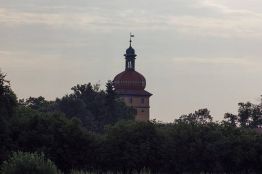 tarihi şehir gündoğumu, Güney Almanya şehir Bavyera erken koyu yeşil alan ve muhteşem bulutlar ile yükselen güneş'ten ışık ile ufukta