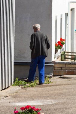Güney Almanya'nın kırsal çiftlik evinde komuta sizde.