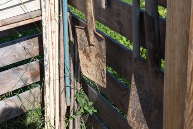 bir kulübede bir sıcak yaz gününde çeşitli kulübe Bahçe ve Güney Almanya stuttgart yakınlarındaki bir alanda depolama ve Bahçe aletleri için küçük göğüsler vardır