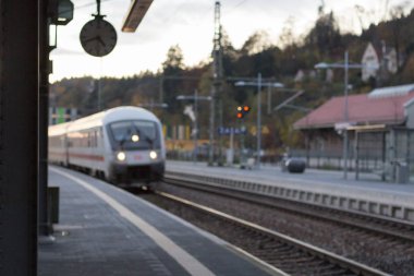 Trainstation tarafından geçen tren ve Münih ve stuttgart yakınındaki güney Almanya şehirde altyapısıyla raylar ile