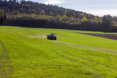 Güney Almanya'nın kırsal kırsalında sıvı gübre getirerek traktor