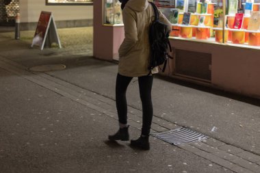 Bayan yürüyüş alışveriş ve smartphone salonu önünde Kasım akşamları arıyorsunuz