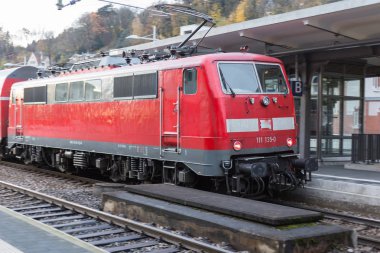 Trainstation tarafından geçen tren ve Münih ve stuttgart yakınındaki güney Almanya şehirde altyapısıyla raylar ile
