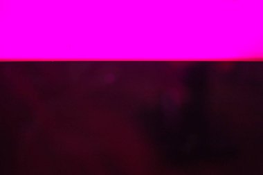 Münih ve stuttgart yakınındaki Güney Alman bir şehirde bir Kasım gecesi Neon Pembe görüntüler