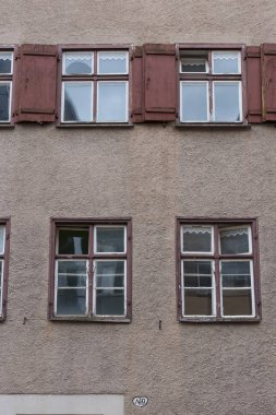 Bavyera bir tarihi şehir Güney Almanya'da yaz, eski ahşap Ahşap çerçeve yapılar pencereler, kapılar ve süslemeleri ile bile zaman dinlendirici bir tatil için romantik bir yer vardır