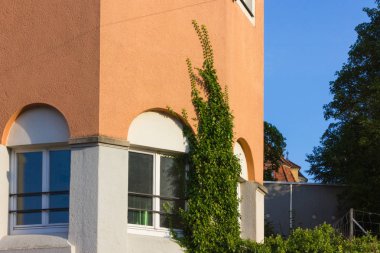 Cephe bina ve bir gezi tatil için Güney Almanya'da bir güneşli yaz öğleden sonra mimari detaylar