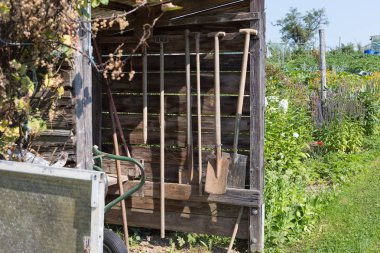 bir kulübede bir sıcak yaz gününde çeşitli kulübe Bahçe ve Güney Almanya stuttgart yakınlarındaki bir alanda depolama ve Bahçe aletleri için küçük göğüsler vardır