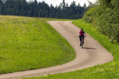 bisikletçiler Münih şehir ve stuttgart yakınındaki Güney Alman kırsal bir mesafe görünümde güneşli bir yaz