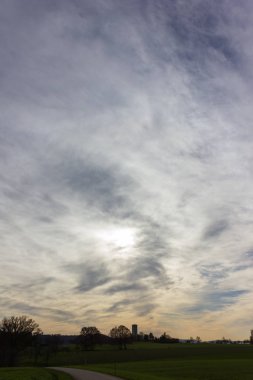 fön gökyüzü ve bulutlar sonbahar ay Kasım şehir Münih ve stuttgart yakınındaki güney Almanya kırsalında