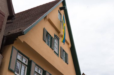 Bavyera bir tarihi şehir Güney Almanya'da yaz, eski ahşap Ahşap çerçeve yapılar pencereler, kapılar ve süslemeleri ile bile zaman dinlendirici bir tatil için romantik bir yer vardır