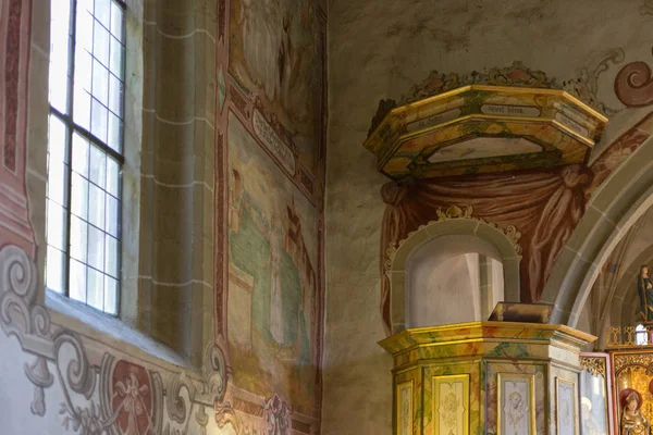 秋に南ドイツの歴史的都市における礼拝堂に飾りと蝋燭と天井のベンチを参照してください 壁板とドアロックで日当たりの良いアートワークでの日曜日の秋 — ストック写真