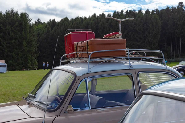Reisekoffer Auf Dach Mit Dreirad Auf Dem Land Süddeutschland — Stockfoto